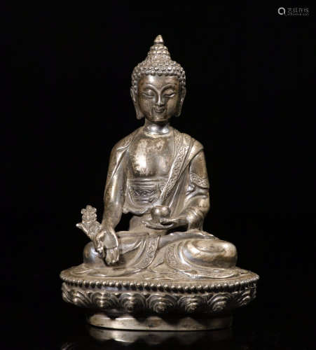 A SILVER SITTING BUDDHA ORNAMENT