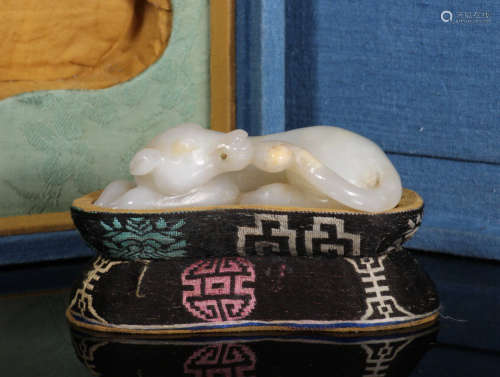 A HETIAN JADE ORNAMENT OF DOG WITH BASE&BOX
