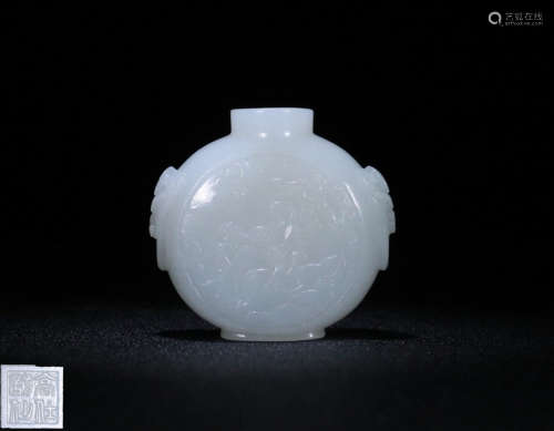 AN OLD JADE SNUFF BOTTLE CARVED STORY-TELLING PATTERN