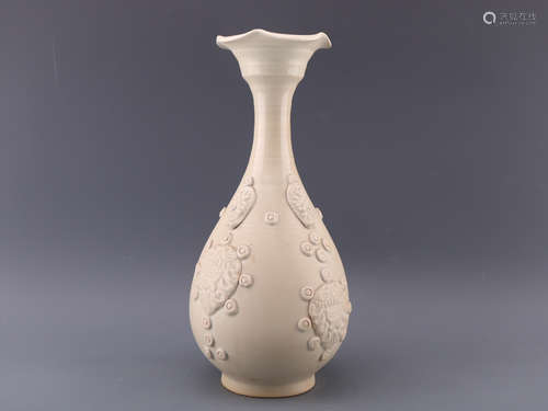 A GLAZED PORCELAIN VASE WITH LOTUS MOUSE