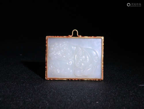 A HETIAN JADE PENDANT EMBEDEDED MIX GOLD WITH POETRY PATTERN