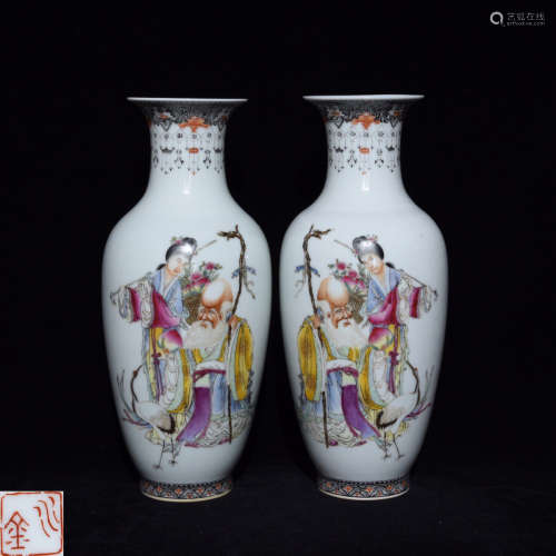 A PAIR OF FAMILLE ROSE PORCELAIN VASES PAINTED FIGURE PATTERN