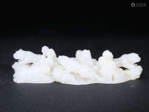 A WHITE JADE ORNAMENT OF FIVE-TIGER SHAPED