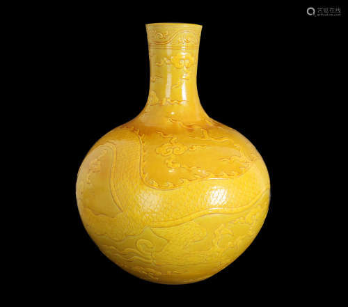A YELLOW GLAZE VASE CARVED IN DRAGON