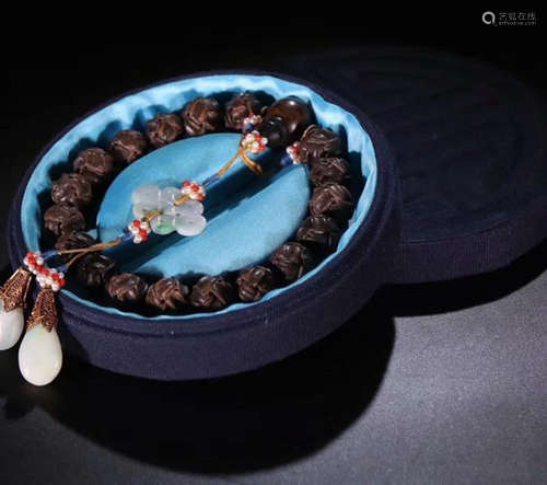 A CHENXIANG WOOD BRACELET OF 18 BEADS