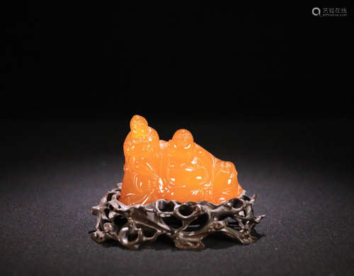 A BOY PLAYFUL BUDDHA SHAPED AGATE