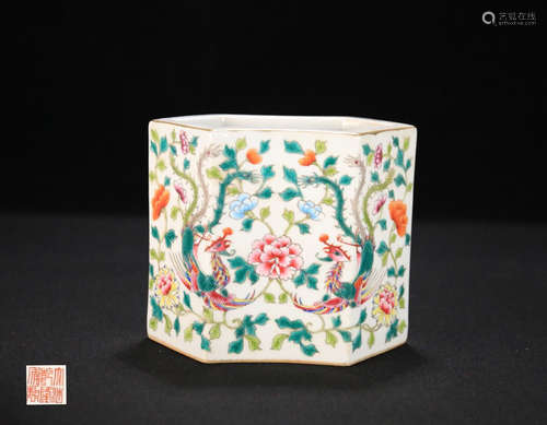 A FAMILEE ROSE PORCELAIN PEN HOLDER WITH MARKING