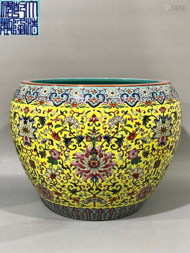 A COLORFUL PORCELAIN JAR WITH QIANLONG MARKING