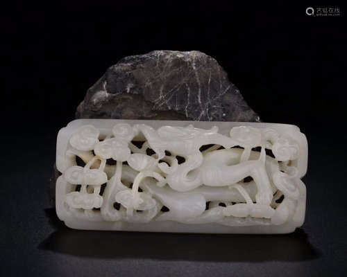 A DRAGON PATTERN HETIAN WHITE JADE PENDANT