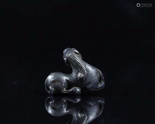 A SILVER BEAST CARVED PENDANT