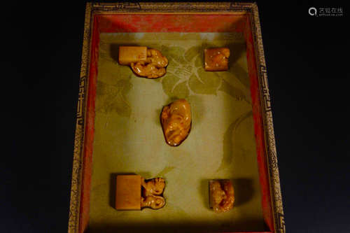 A SET OF FIVE SHOUSHAN TIANSTONE SEALS OF BEAST