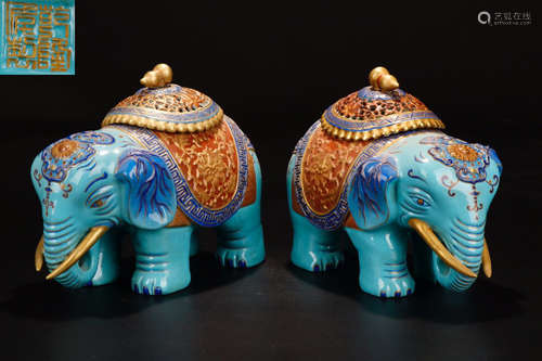 A PAIR OF PORCELAIN ELEPHANT FIGURE ORNAMENTS WITH QIANLONG MARKING