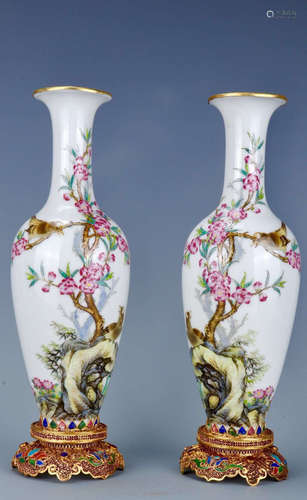 A PAIR OF WHITE GLAZE FAMILLE ROSE VASES PAINTED FLORAL&BIRD PATTERN