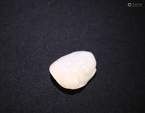 A HETIAN JADE GANODERMA SHAPED PENDANT