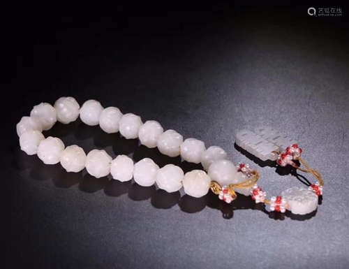 A HETIAN JADE BRACELET OF 18 BEADS