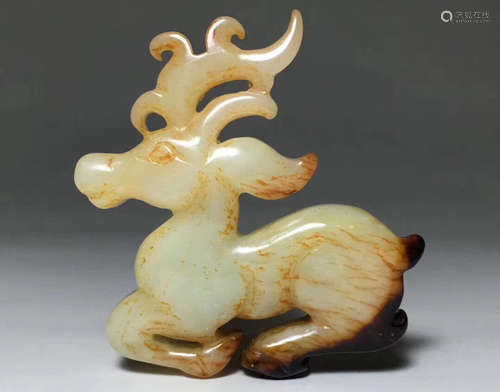 AN OLD HATIEN JADE ORNAMENT OF DEER SHAPED