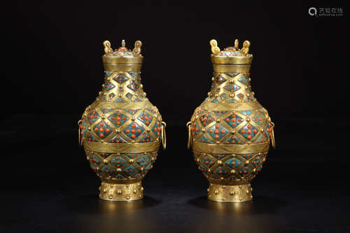 A PAIR OF GILT BRONZE VASES ATTACHED WITH AGATE