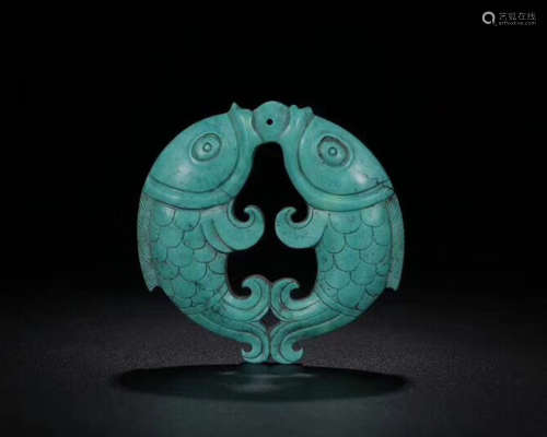 A TURQUOISE STONE CARVED PAIR OF FISHES PENDANT