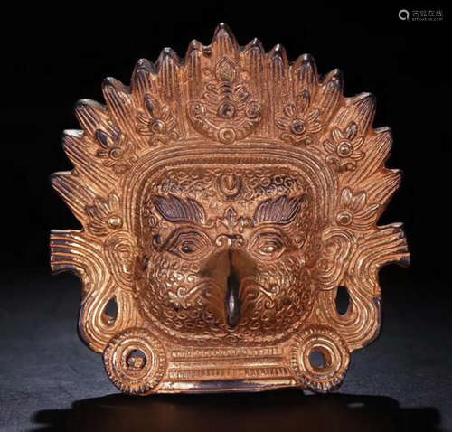 A GILT BRONZE BUDDHA HEAD ORNAMENT