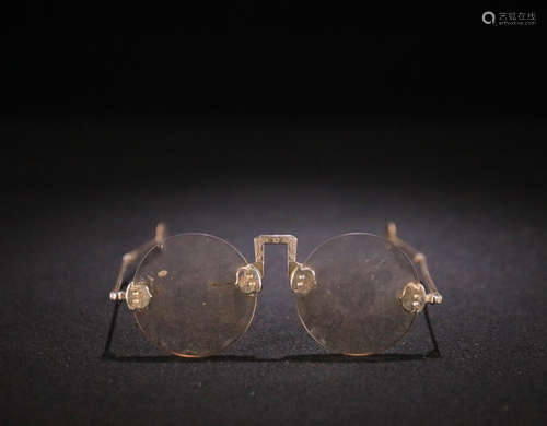 A NATURAL BROWN CRYSTAL GLASSES