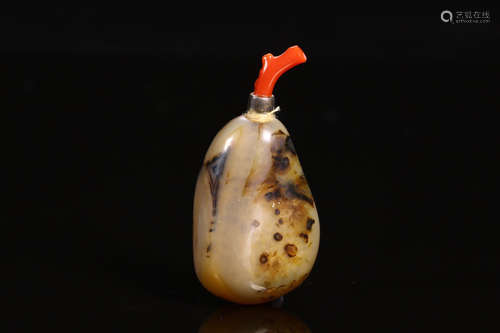 AN AGATE SNUFF BOTTLE