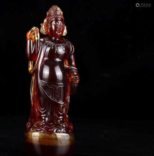 AN AMBER GUANYIN SHAPED ORNAMENT