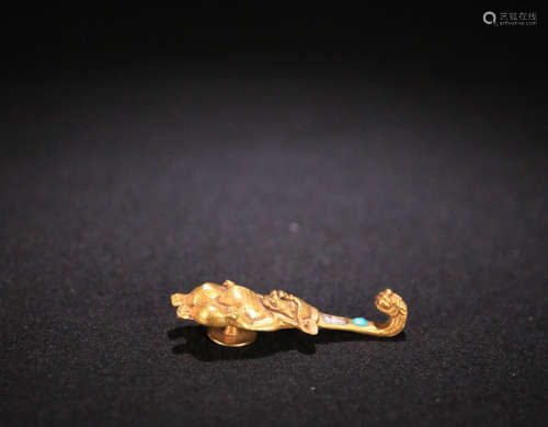 A SILVER GILT BEAST SHAPED HOOK PENDANT