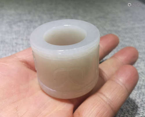 A HETIAN JADE THUMB RING