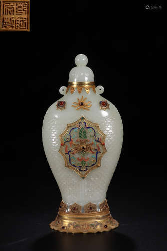 A HETIAN JADE BOTTLE WITH CAP AND QIANLONG MARKIGN