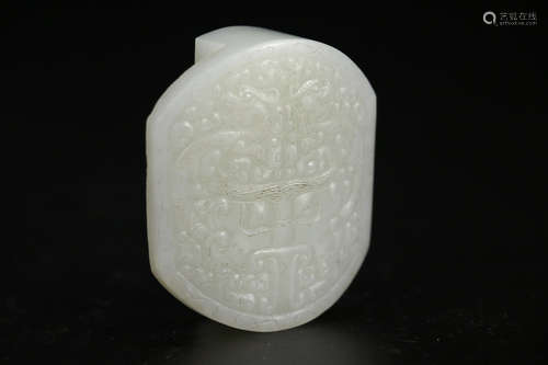 A HETIAN JADE BUCKLE ORNAMENT WITH BEAST PATTERNS