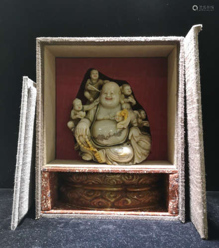 A SHOUSHAN FURONG STONE BUDDHA SHAPED ORNAMENT