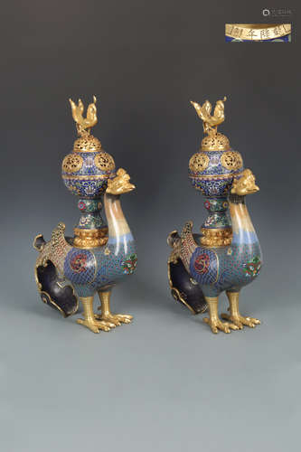 A PAIR OF COLORFUL CLOISONNE ORNAMENTS OF HEAVENLY CHICKEN