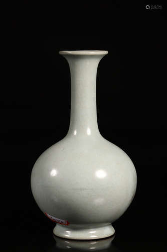 A POERCELAIN VASE