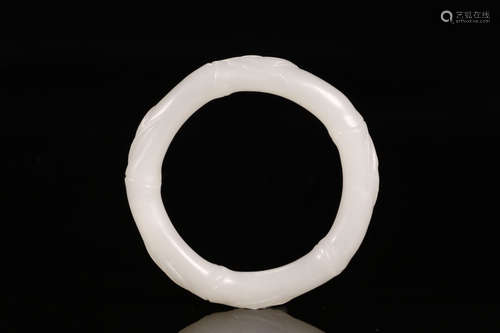 A WHITE HETIAN JADE BANGLE