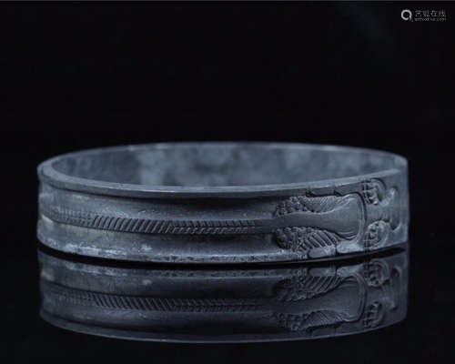 A SILVER DRAGON HEAD CARVED BRACELET