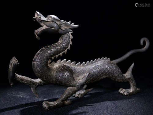 A BRONZE CASTED DRAGON SHAPED ORNAMENT