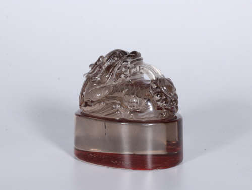 A CRYSTAL CARVED DRAGON PATTERN SEAL