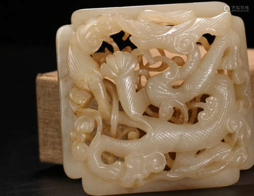 A HETIAN JADE CARVED DRAGON PATTERN PENDANT