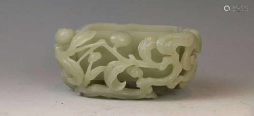 A WHITE JADE CARVED HOLLOW AUSPICIOUS PEN WASHER