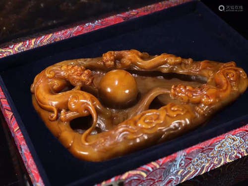 A TIANHUANG STONE CARVED DRAGON SHAPED PENDANT