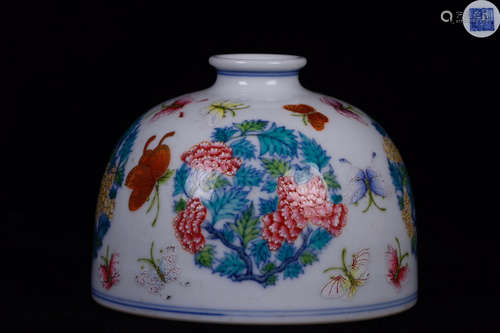 A FAMILLE ROSE BUTTERFLY PATTERN ZUN VASE