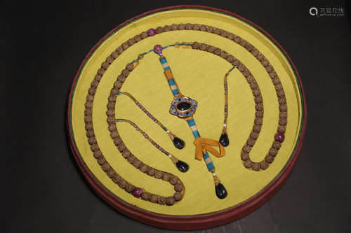 A CHENXIANG WOOD CARVED BEAD STRING NECKLACE