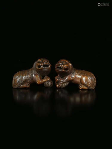 PAIR BAMBOO CARVED LION SHAPED PENDANT