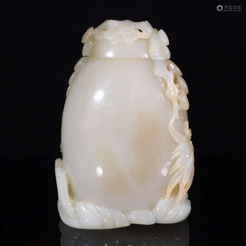 A HETIAN JADE CARVED FLOWER PATTERN VASE