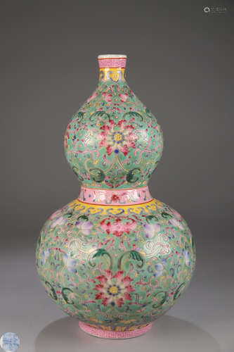 A FAMILLE ROSE FLOWER PATTERN GOURD VASE