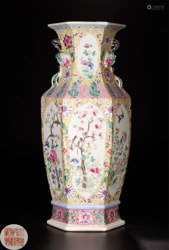 A FAMILLE ROSE FLORAL PATTERN VASE