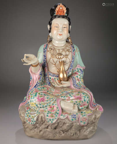 A FAMILLE ROSE GLAZE GUANYIN BUDDHA