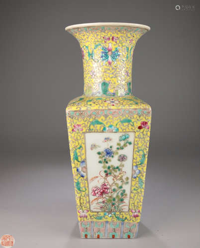 A FAMILLE ROSE FLOWER PATTERN SQUARE VASE