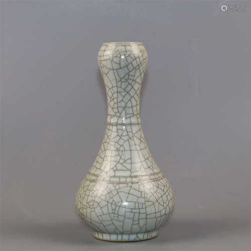 Chinese Ge Ware porcelain vase.