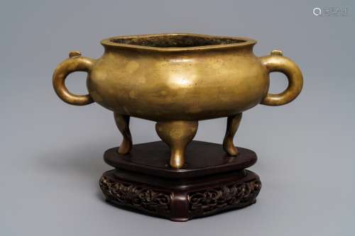 A Chinese quatrefoil gilt-splashed bronze censer, Fei Ge mark, 17/18th C.